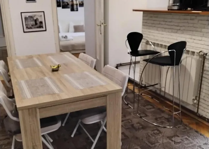 The Flat Of Sillence Piata Romana